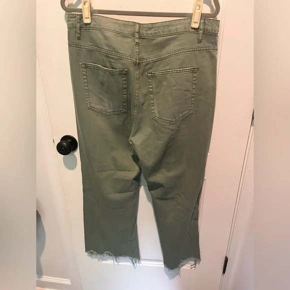 Stylish Green Distressed Women Jeans - Picture 3 of 7